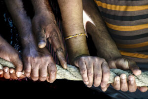 Encuentro entre latinos; solidaridad y microagresión